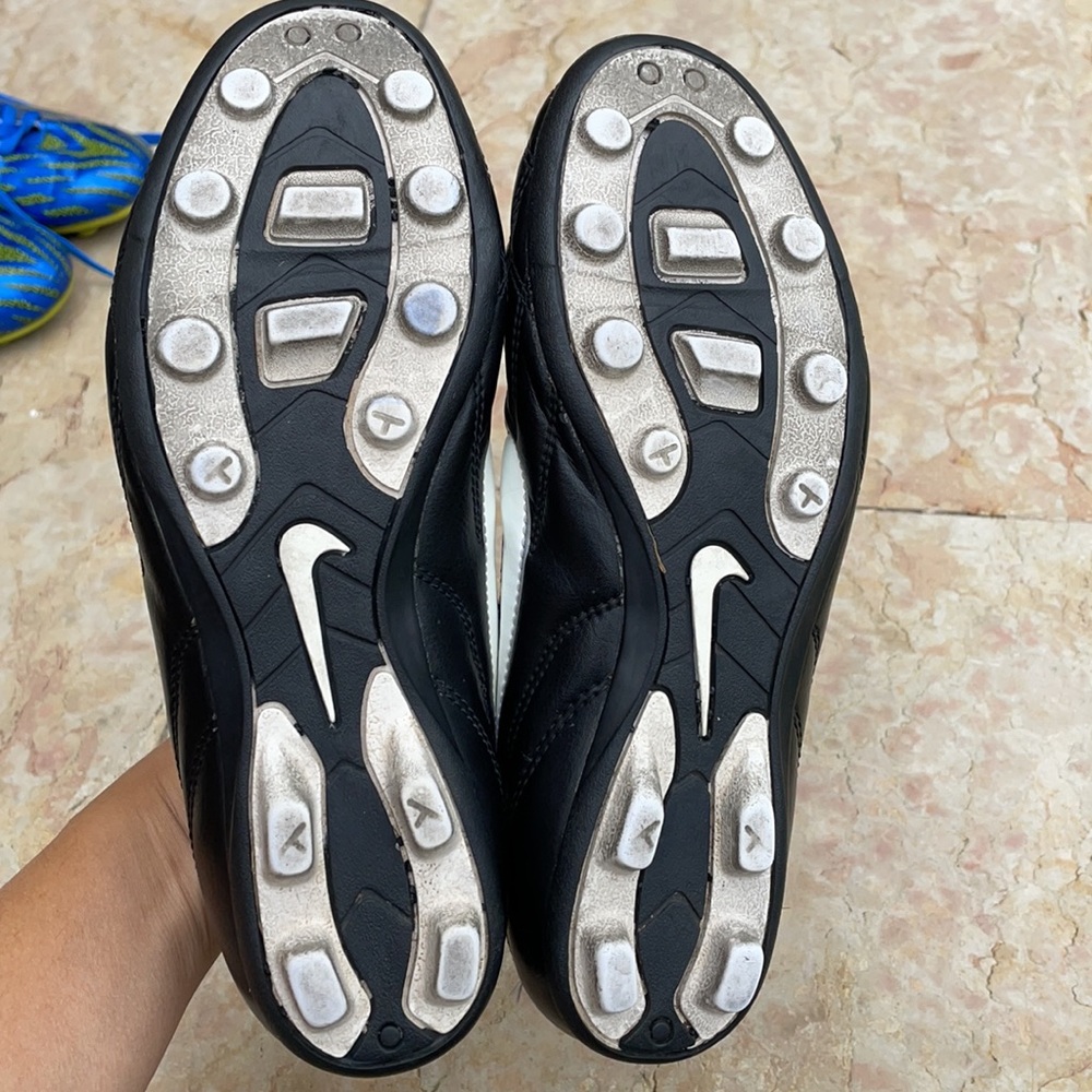 Nike soccer cleats size 6 youth - Picture 5 of 5